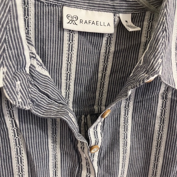 Rafaela Vertical stripe textured t-shirt. Button details. Size Medium. - Picture 4 of 10